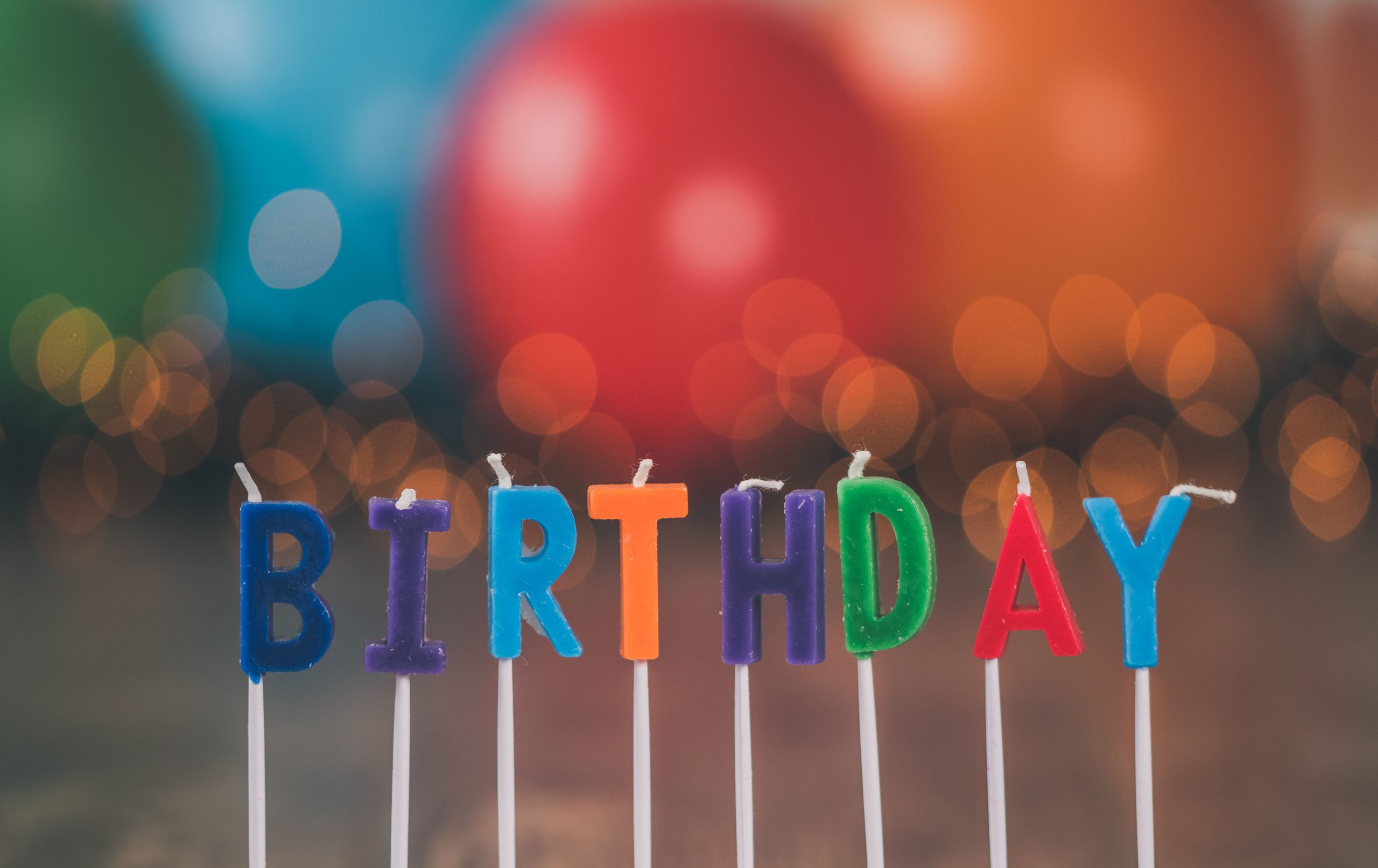 Bougies d'anniversaire colorées formant le mot anniversaire
