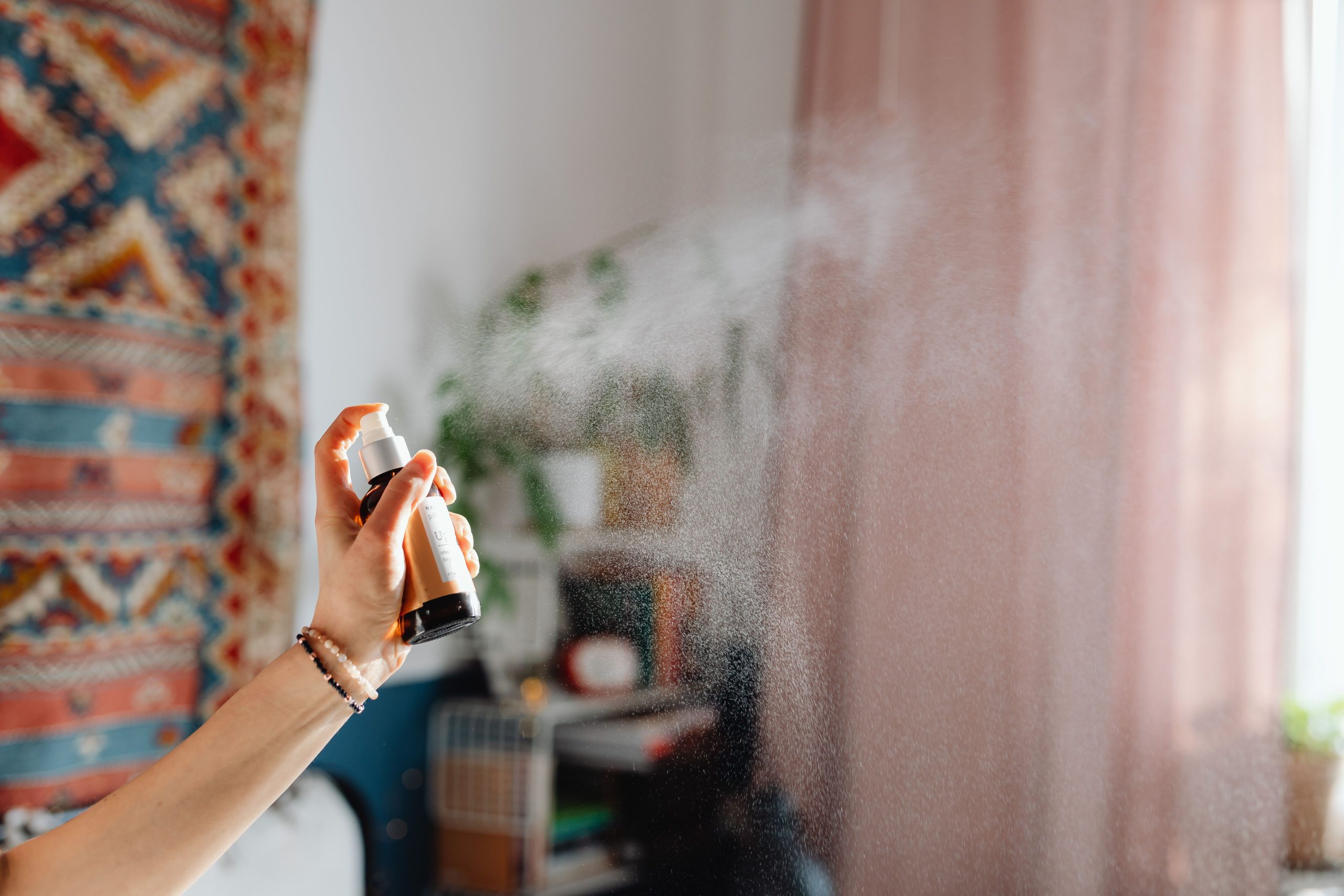 Main vaporisant un désodorisant intérieur maison