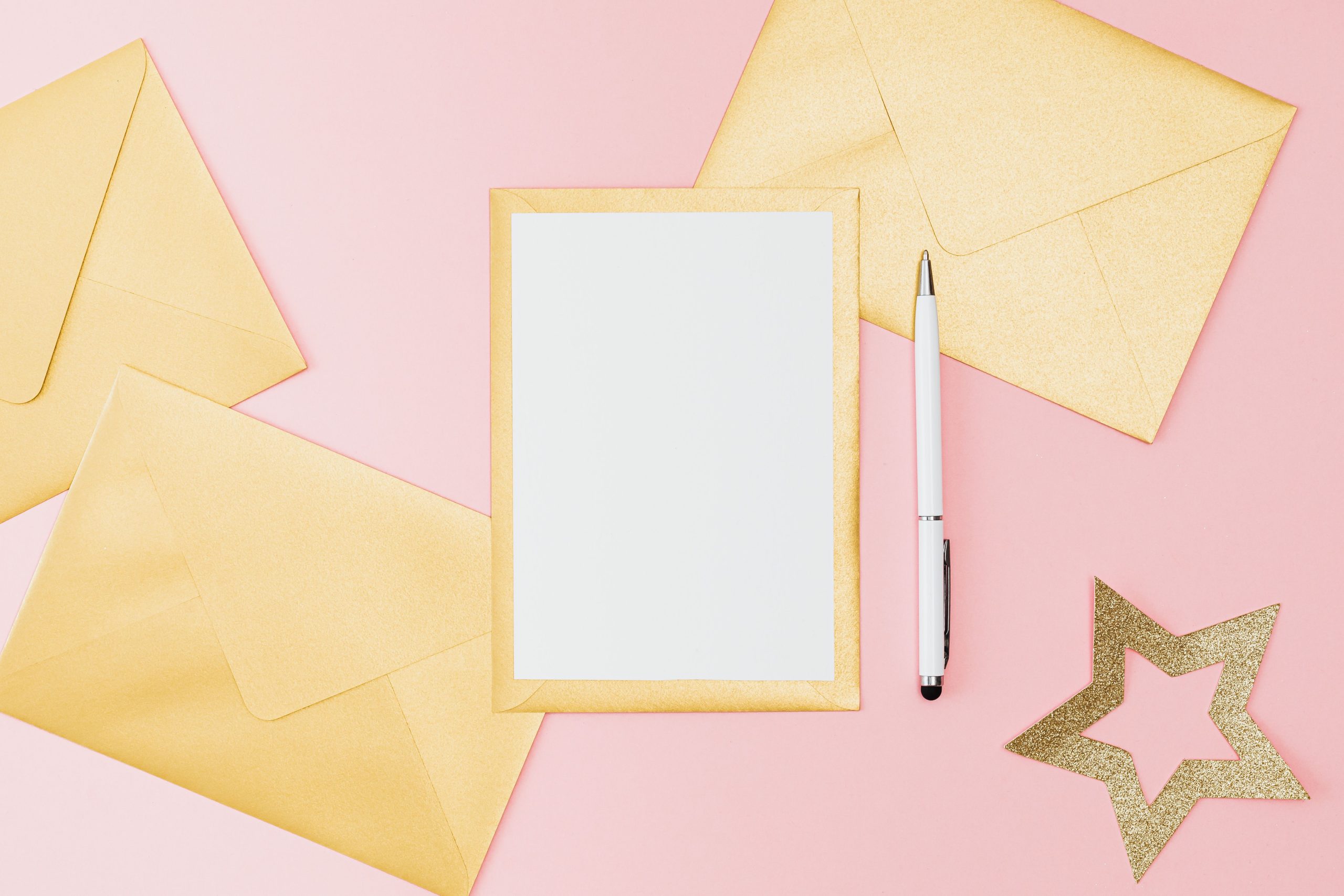 Enveloppes dorees carte blanche et stylo