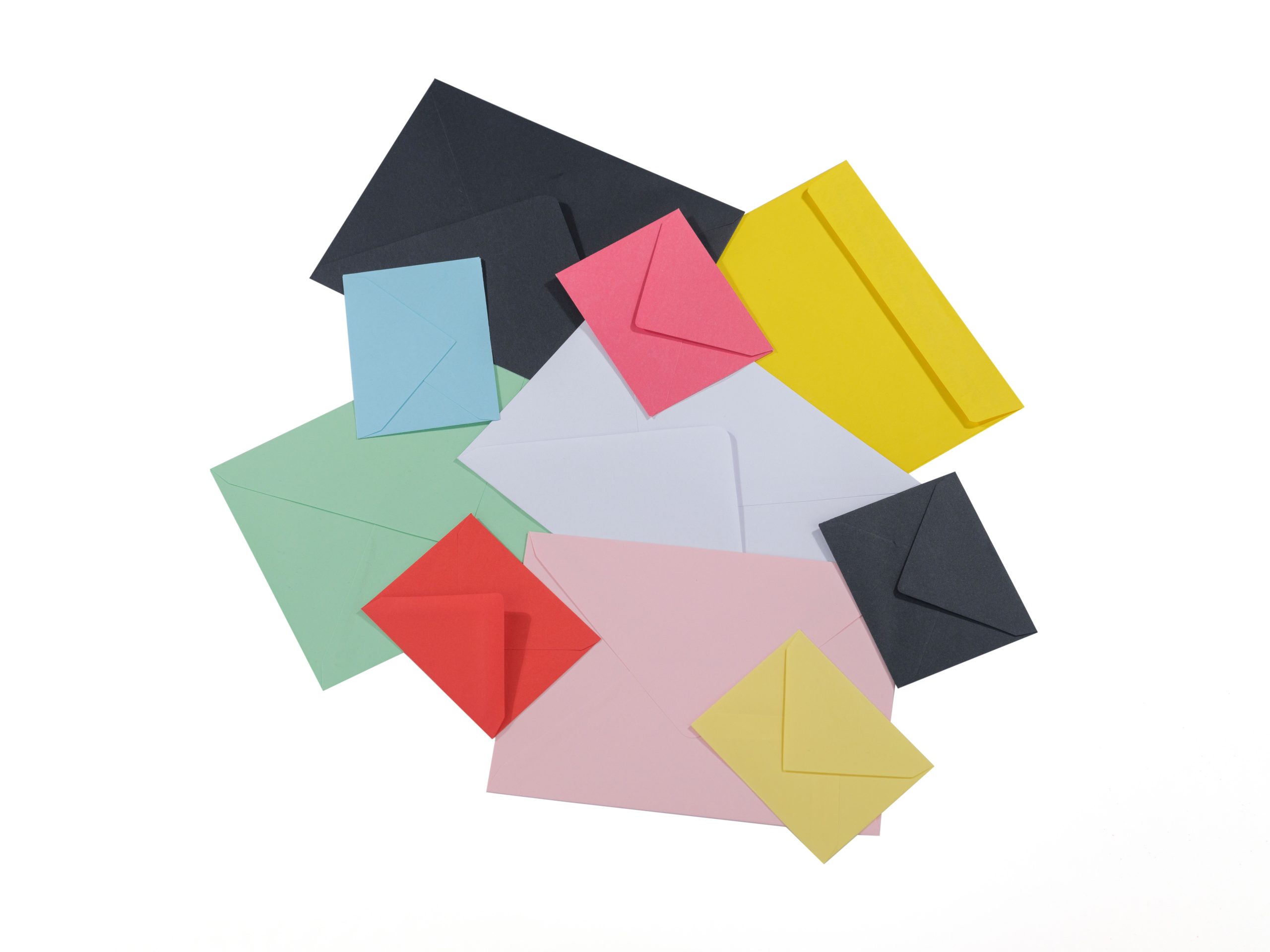 Assortiment coloré d'enveloppes sur surface blanche
