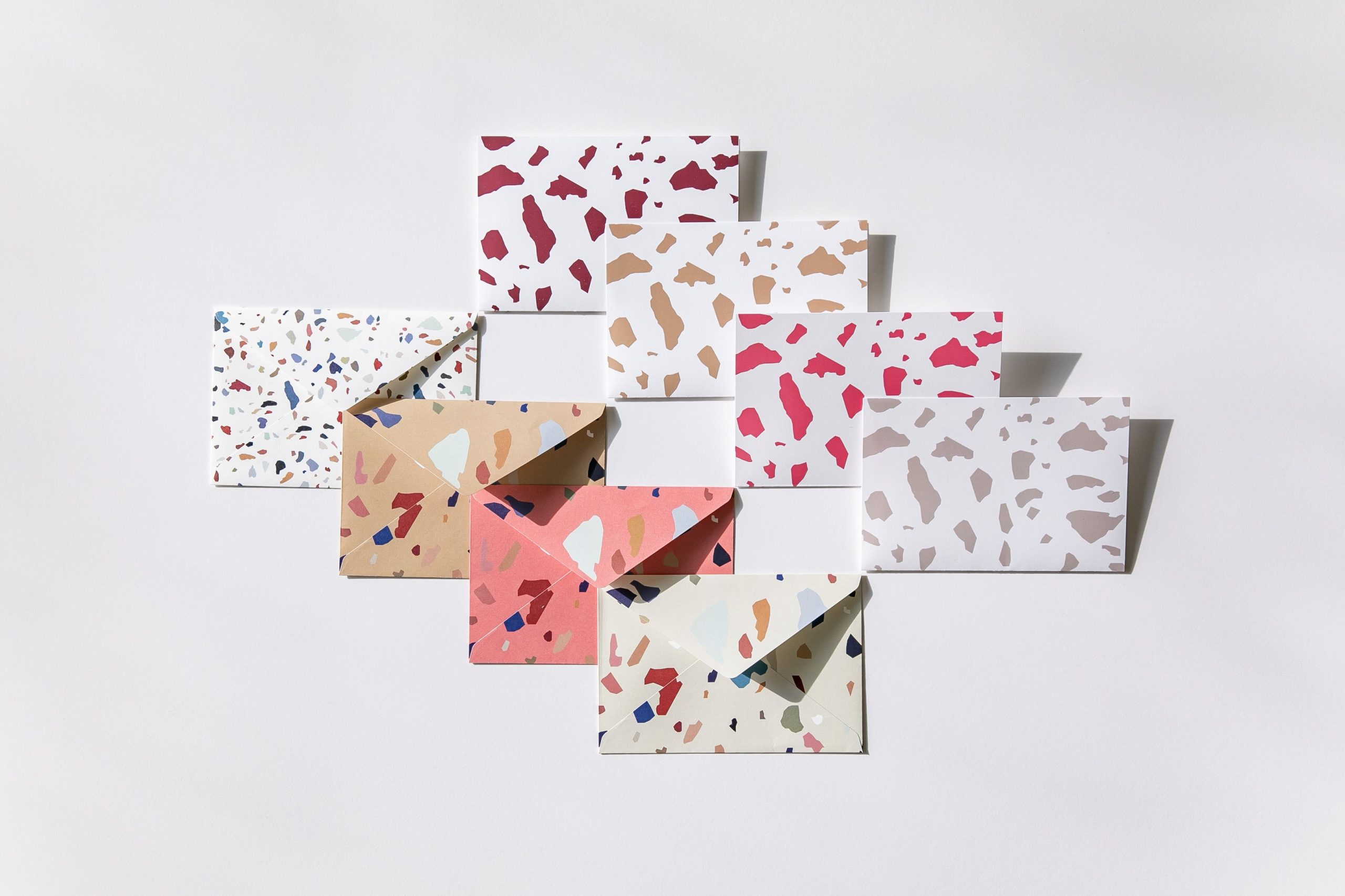 Enveloppes terrazzo colorées vue de dessus