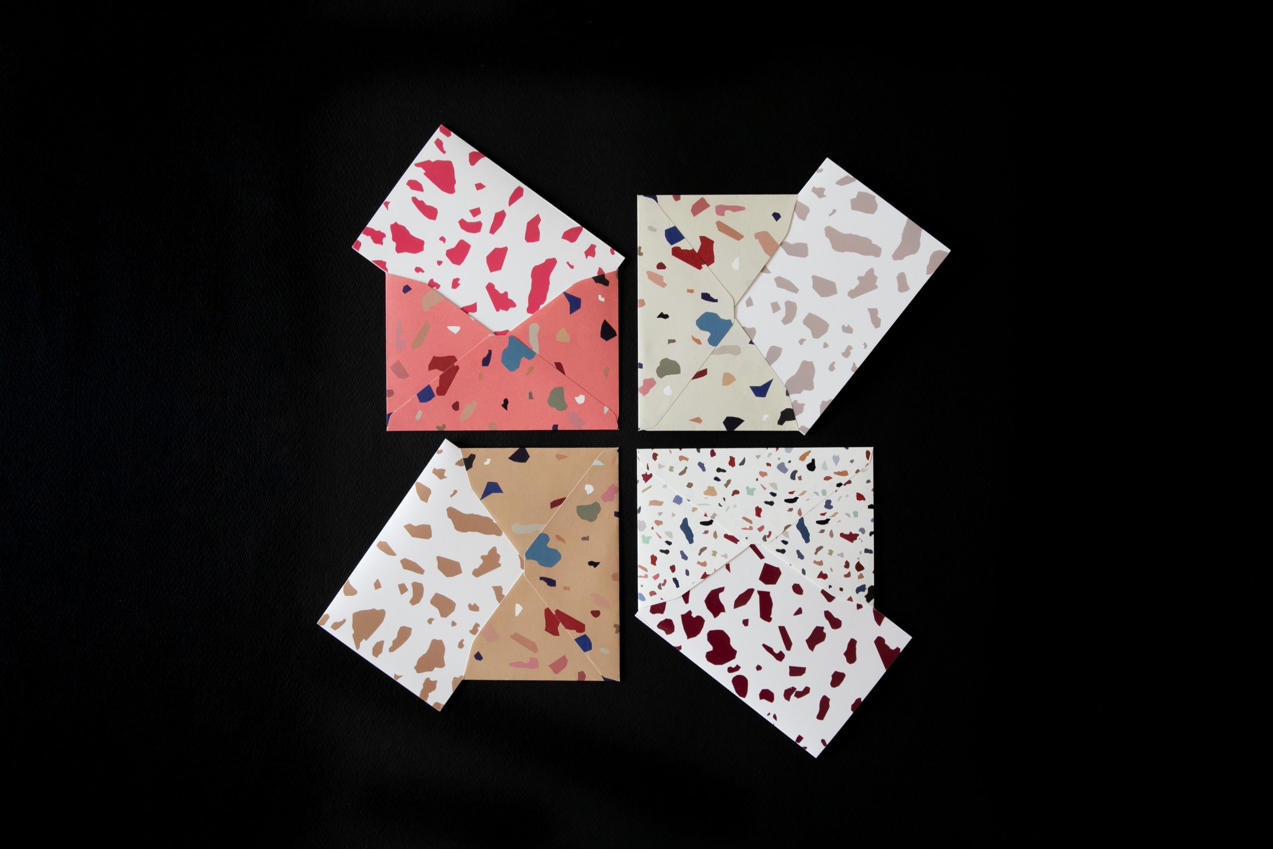 Enveloppes terrazzo vibrants sur fond noir