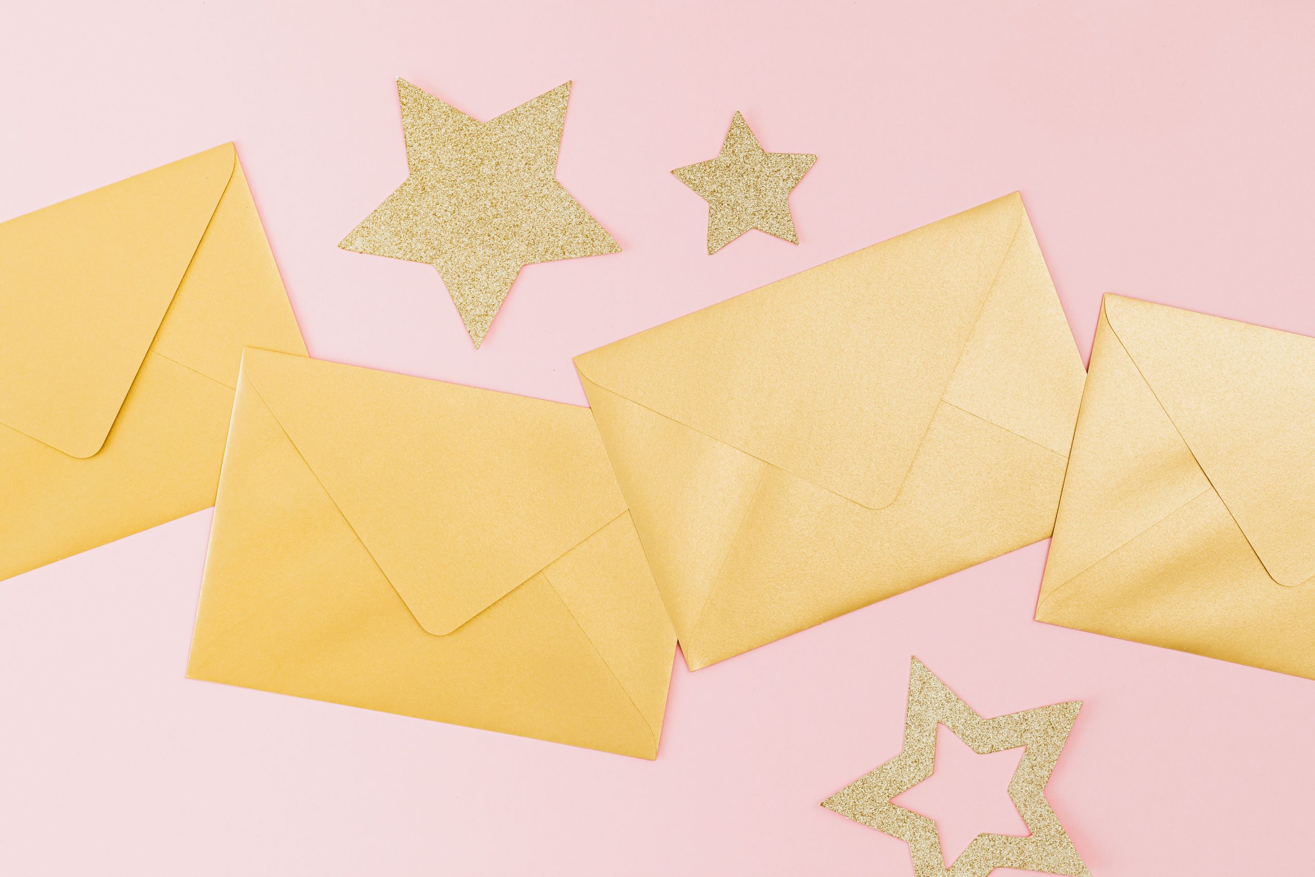 Enveloppes dorees et etoiles paillettes rose