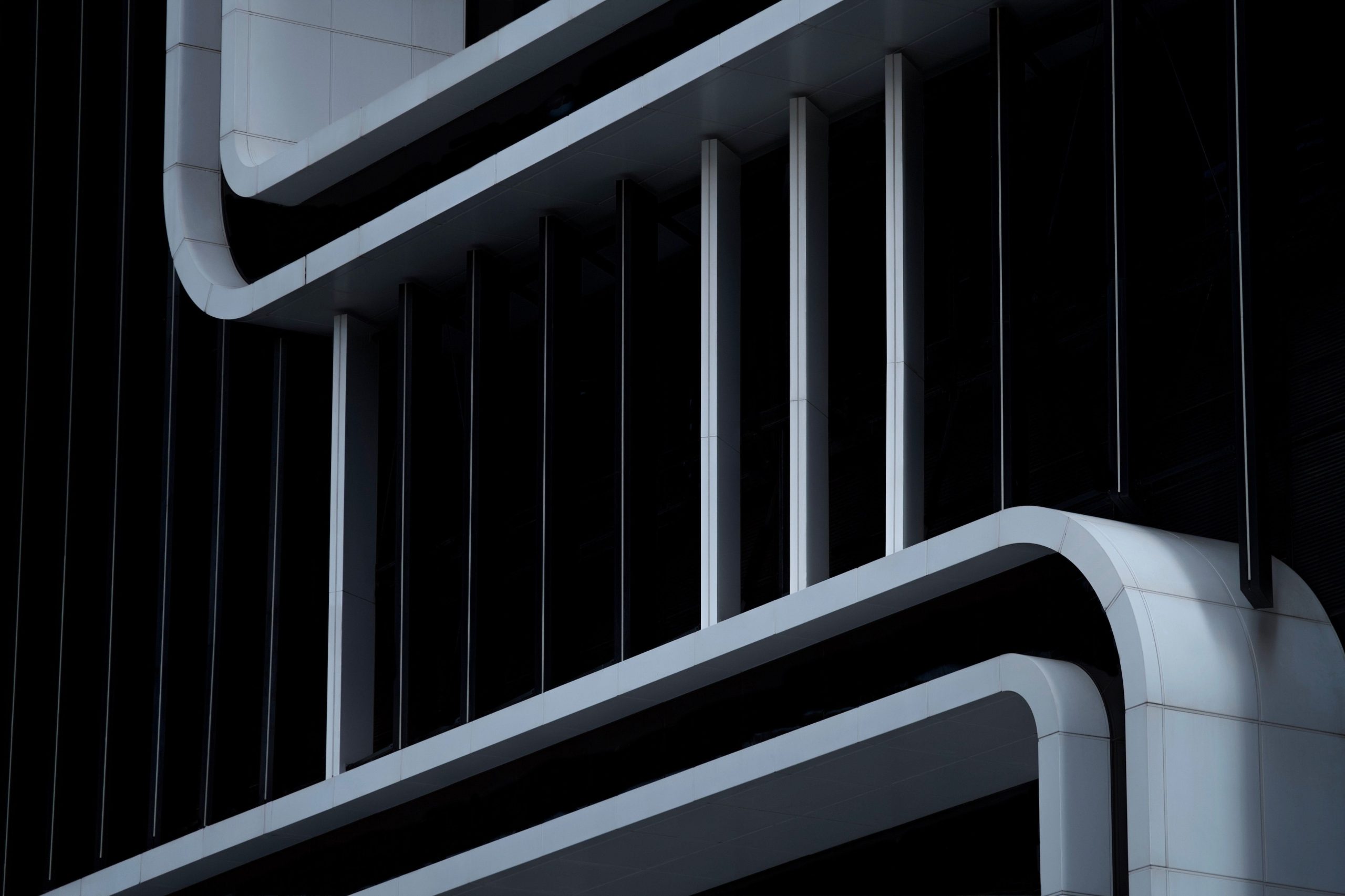 Façade bâtiment courbes blanches lisses verticales