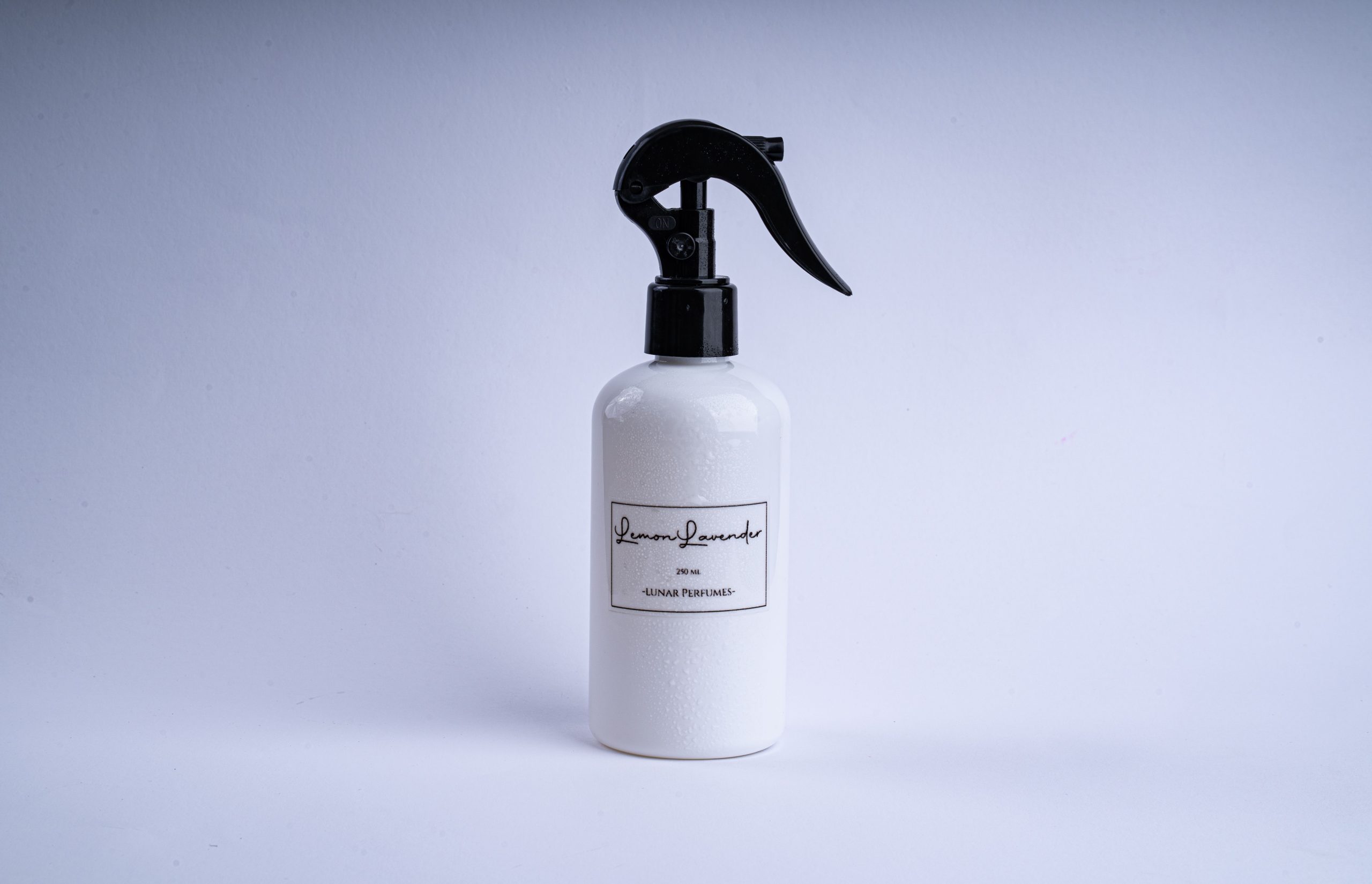 Flacon parfum minimaliste élégant fond blanc