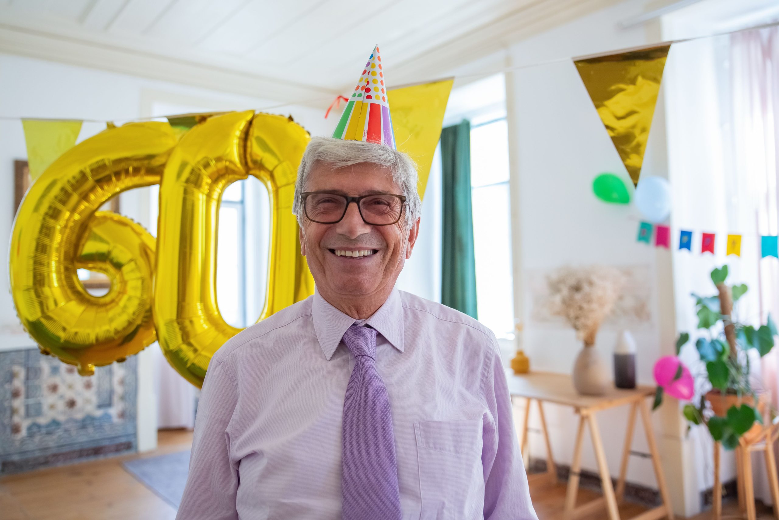 Homme senior joyeux célébrant 60 ans ballons décoration