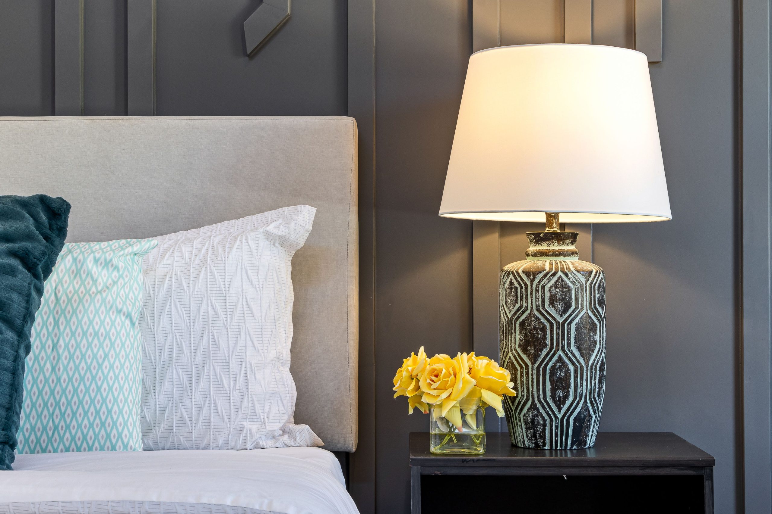 Chambre moderne avec lampe décorative et fleurs fraîches