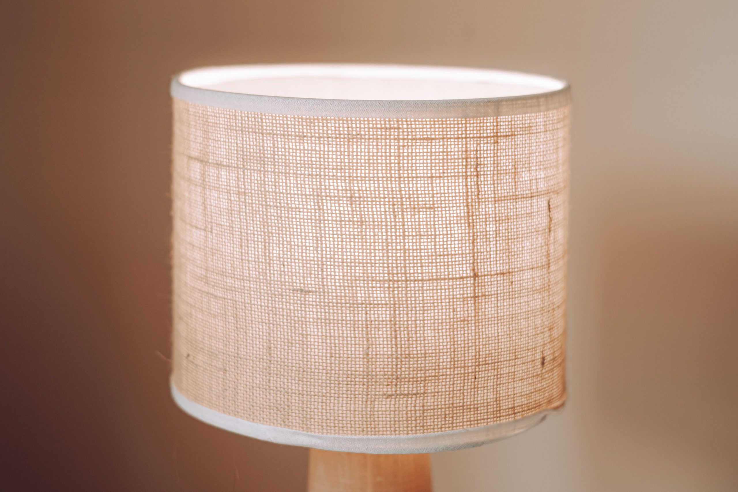 Lampe wax textured avec abat-jour en toile naturelle