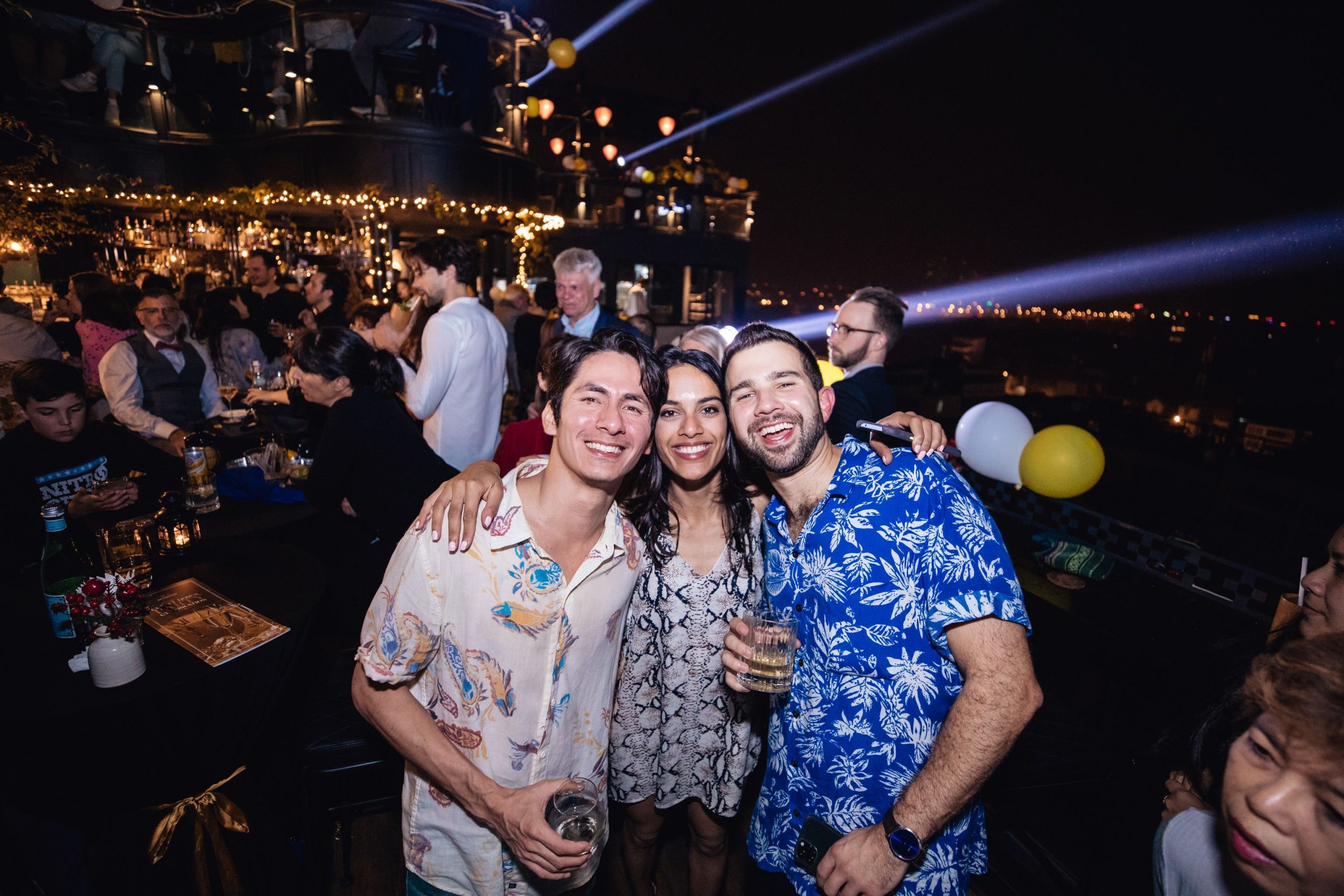 Ambiance festive rooftop avec amis et lumières