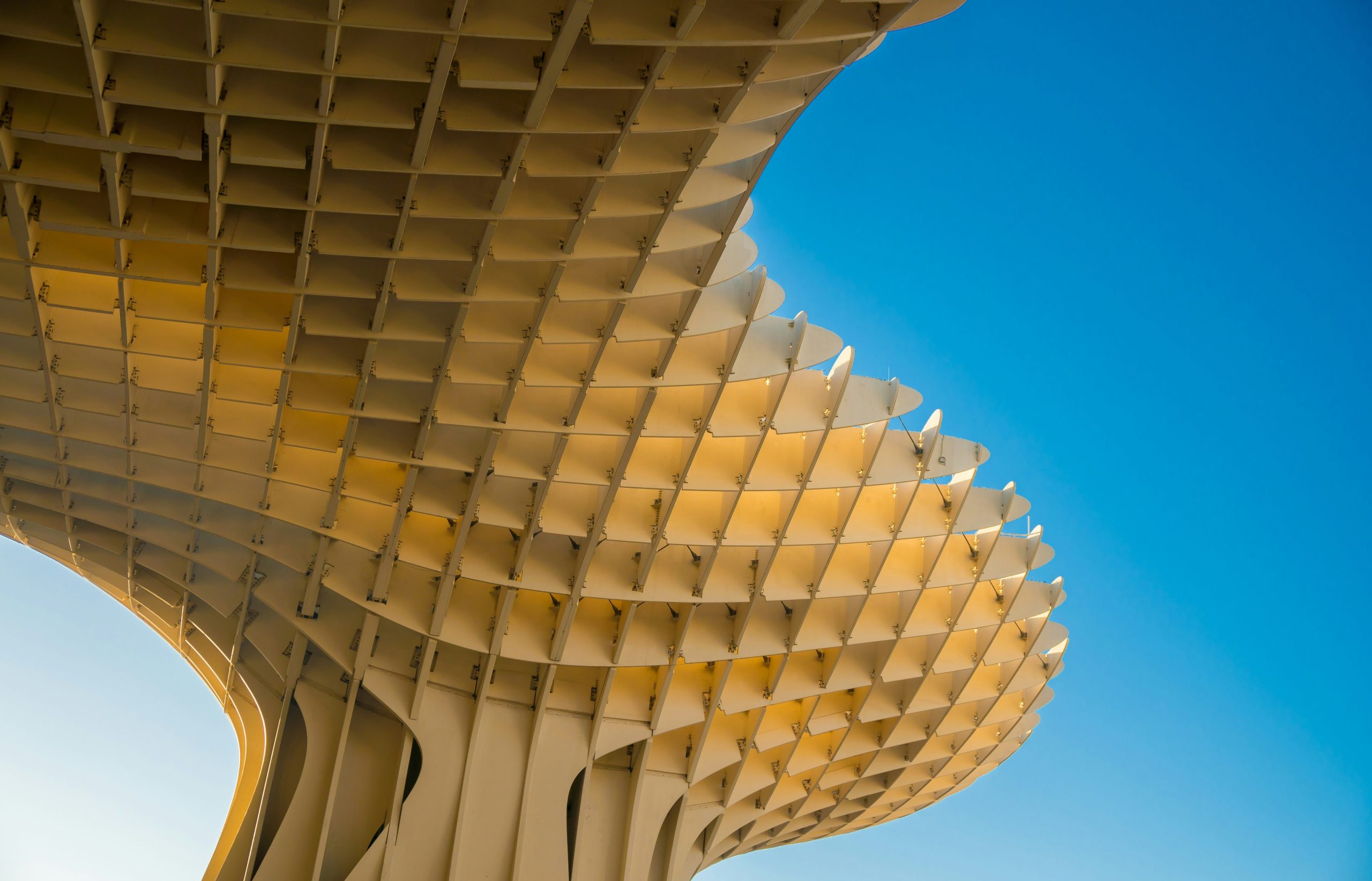 Forme architecturale moderne géométrique ciel bleu