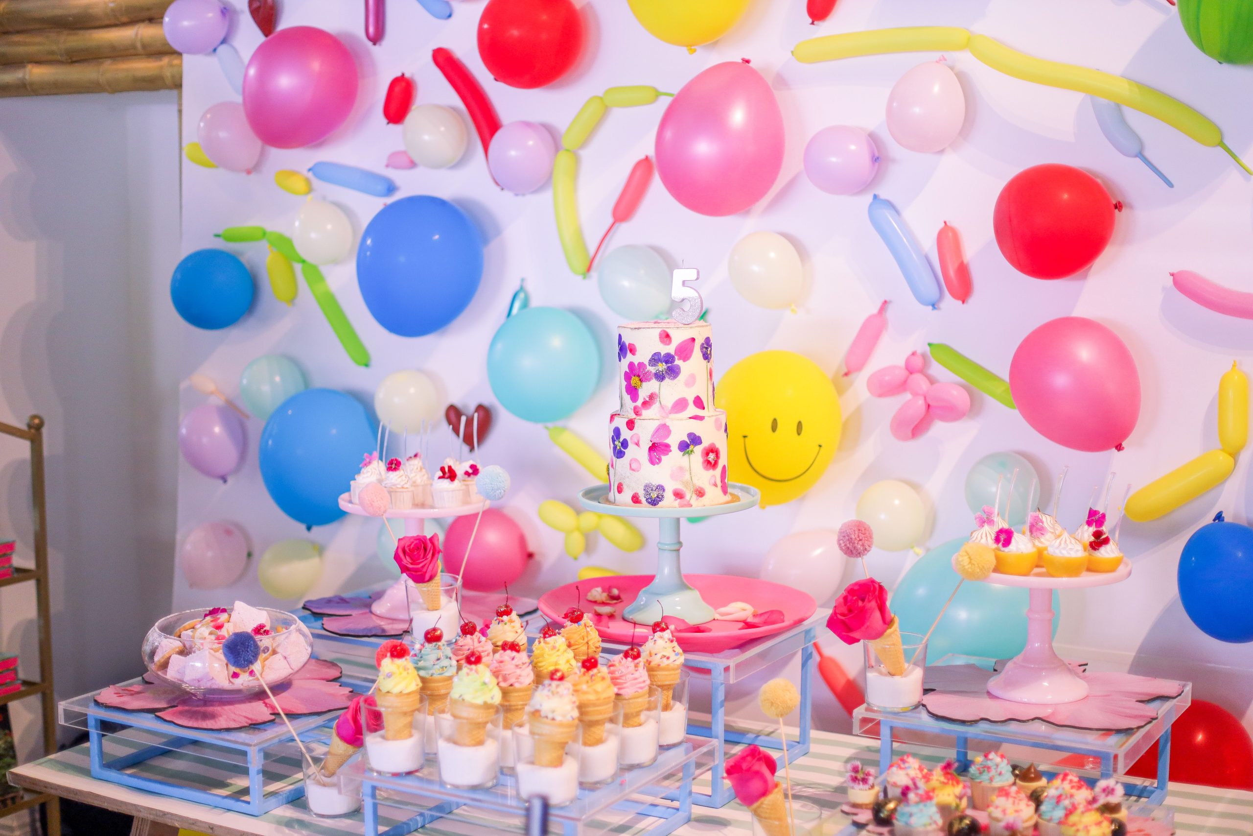 Table festive de gâteaux d'anniversaire avec ballons colorés