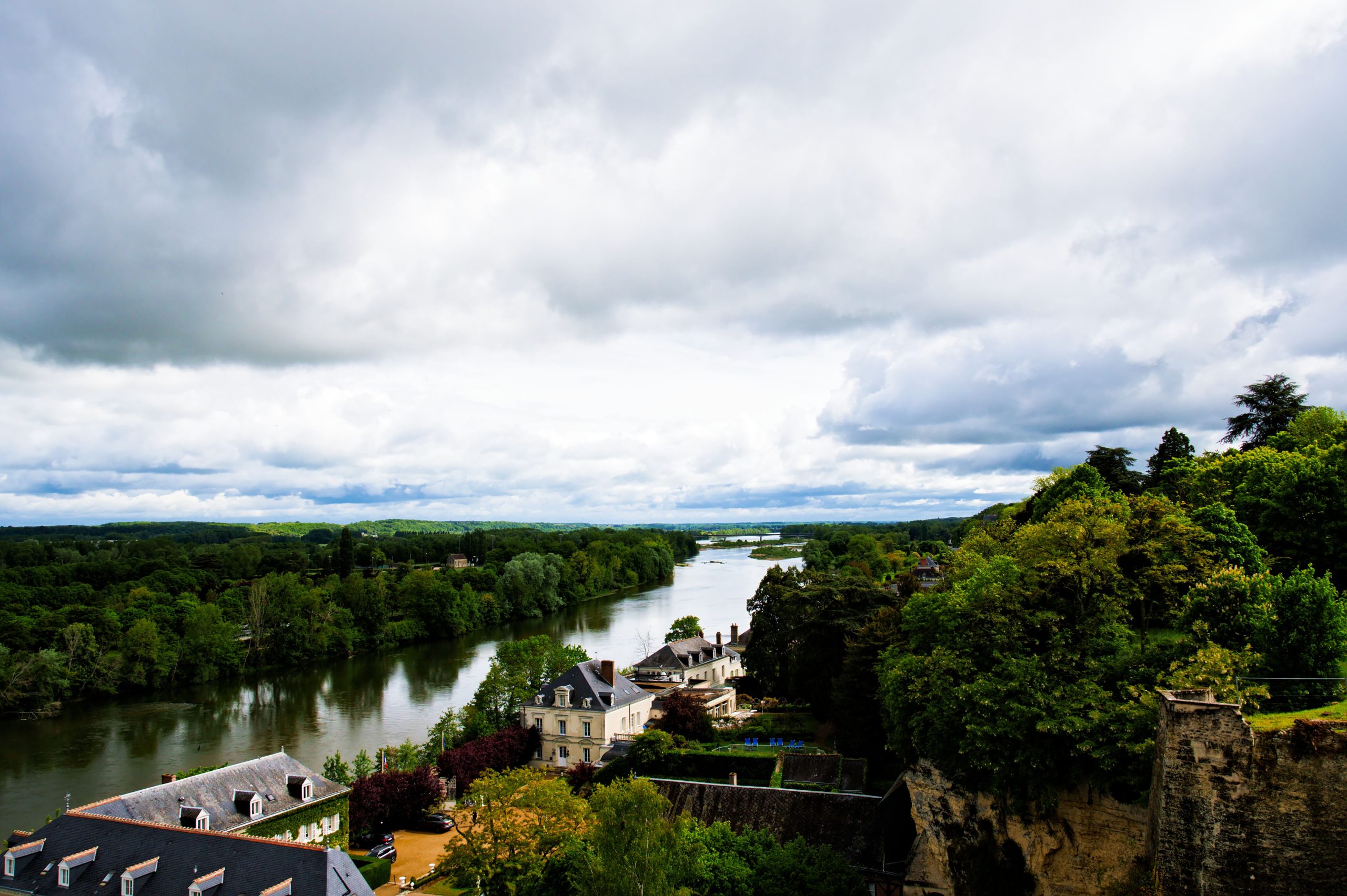 Paysage serein de la Loire avec verdure