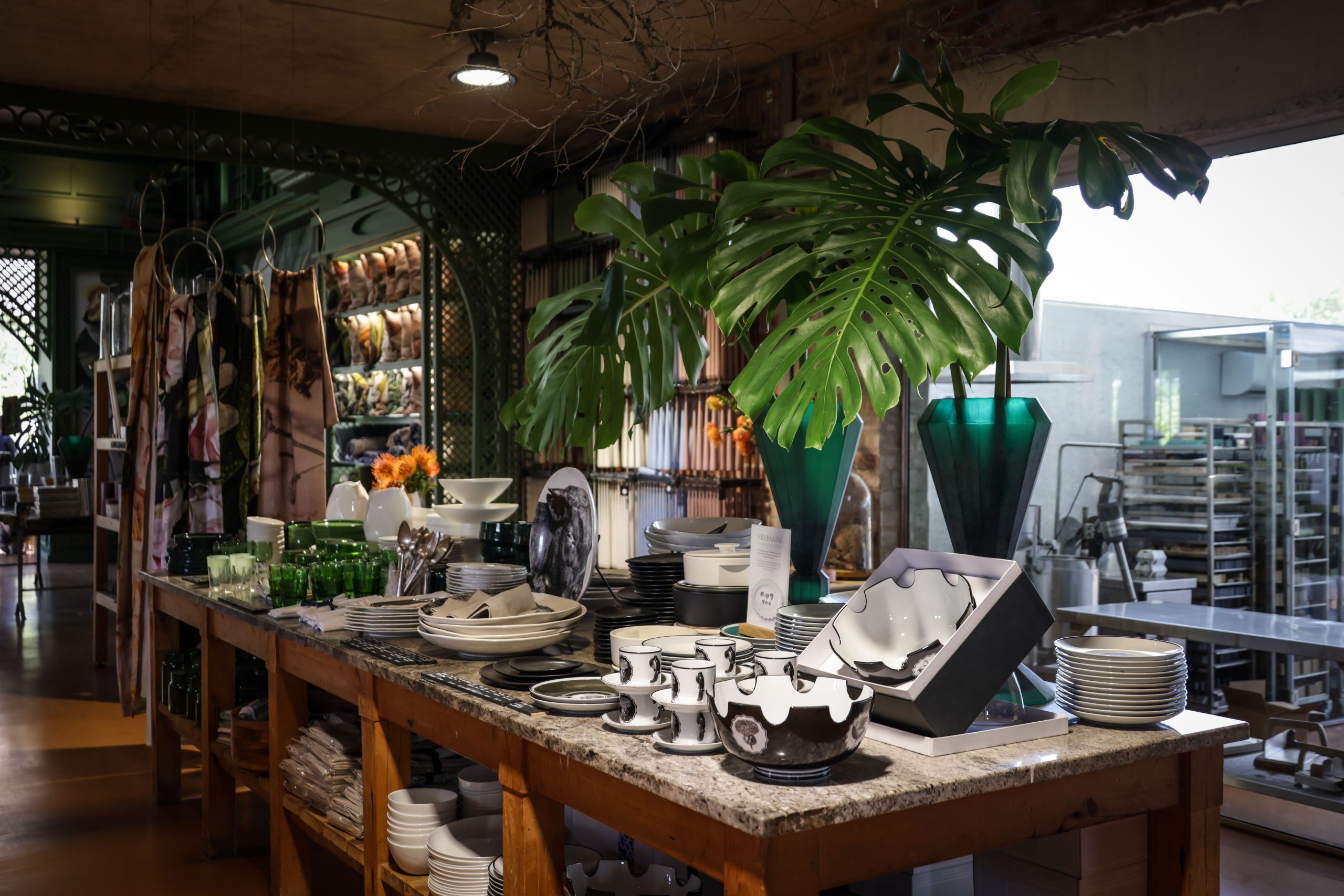 Vaisselle et objets de décoration dans un magasin