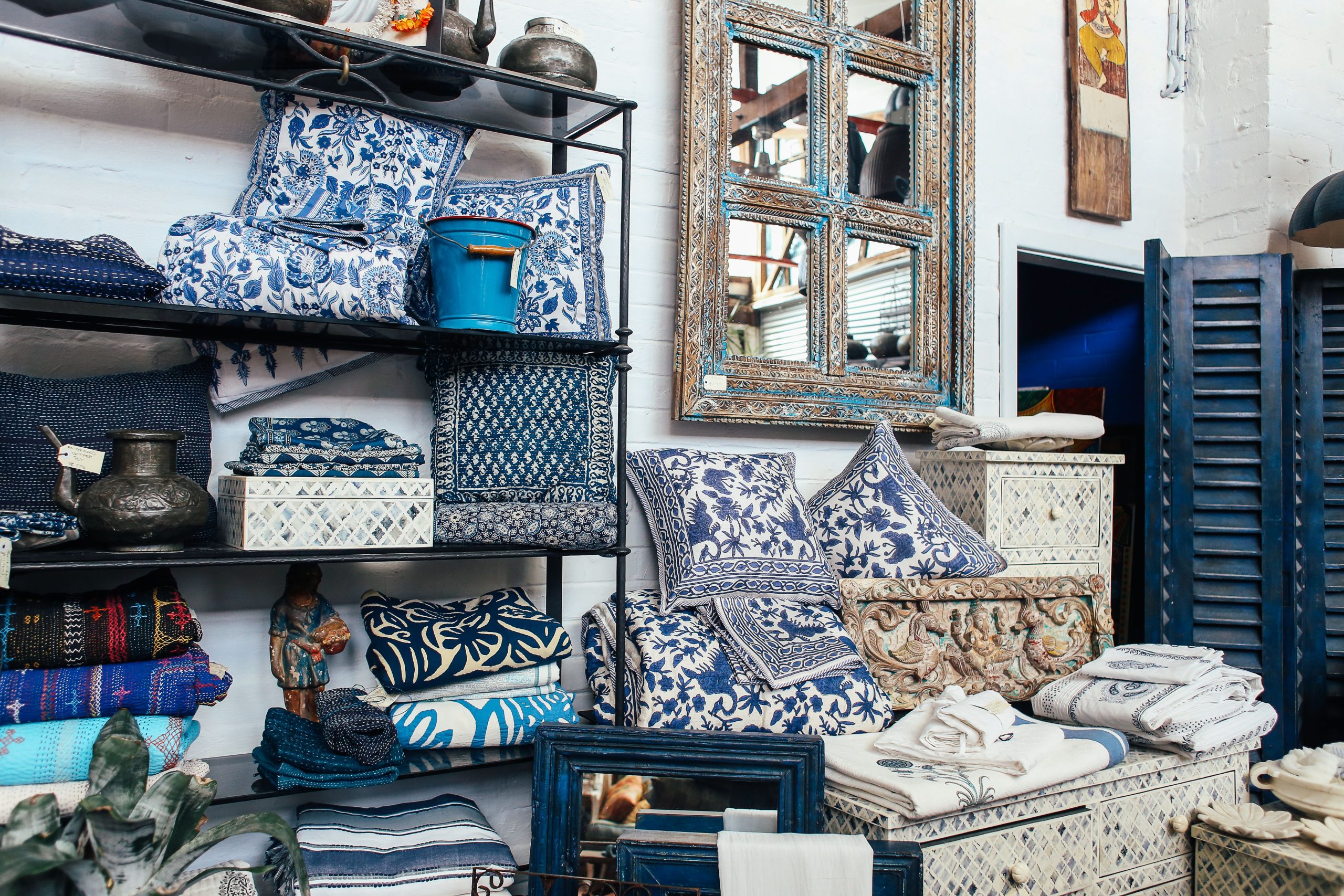 Boutique vintage aux objets bleus et blancs