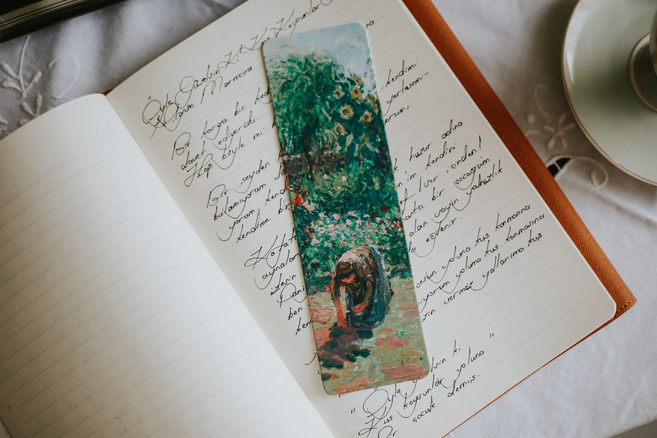 Journal ouvert et marque page colore peint