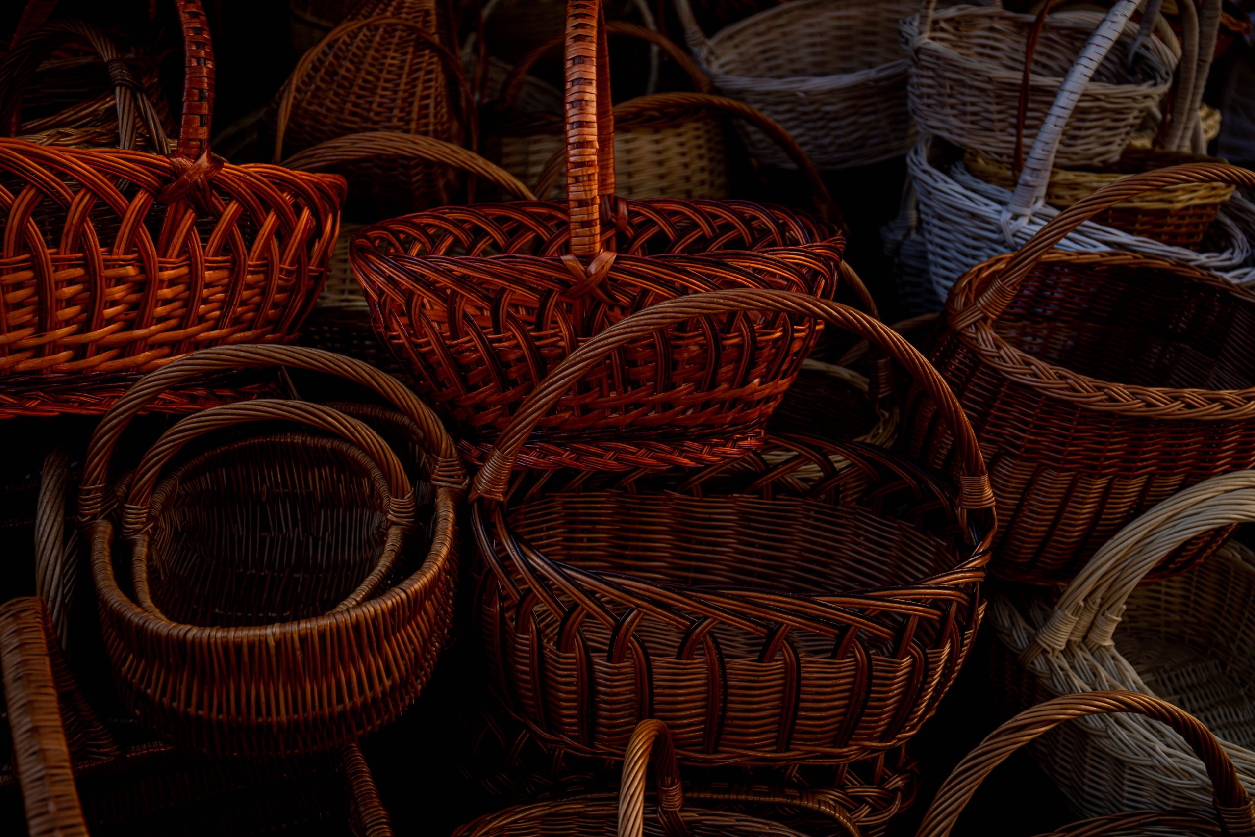 Détail de paniers en osier aux motifs tressés