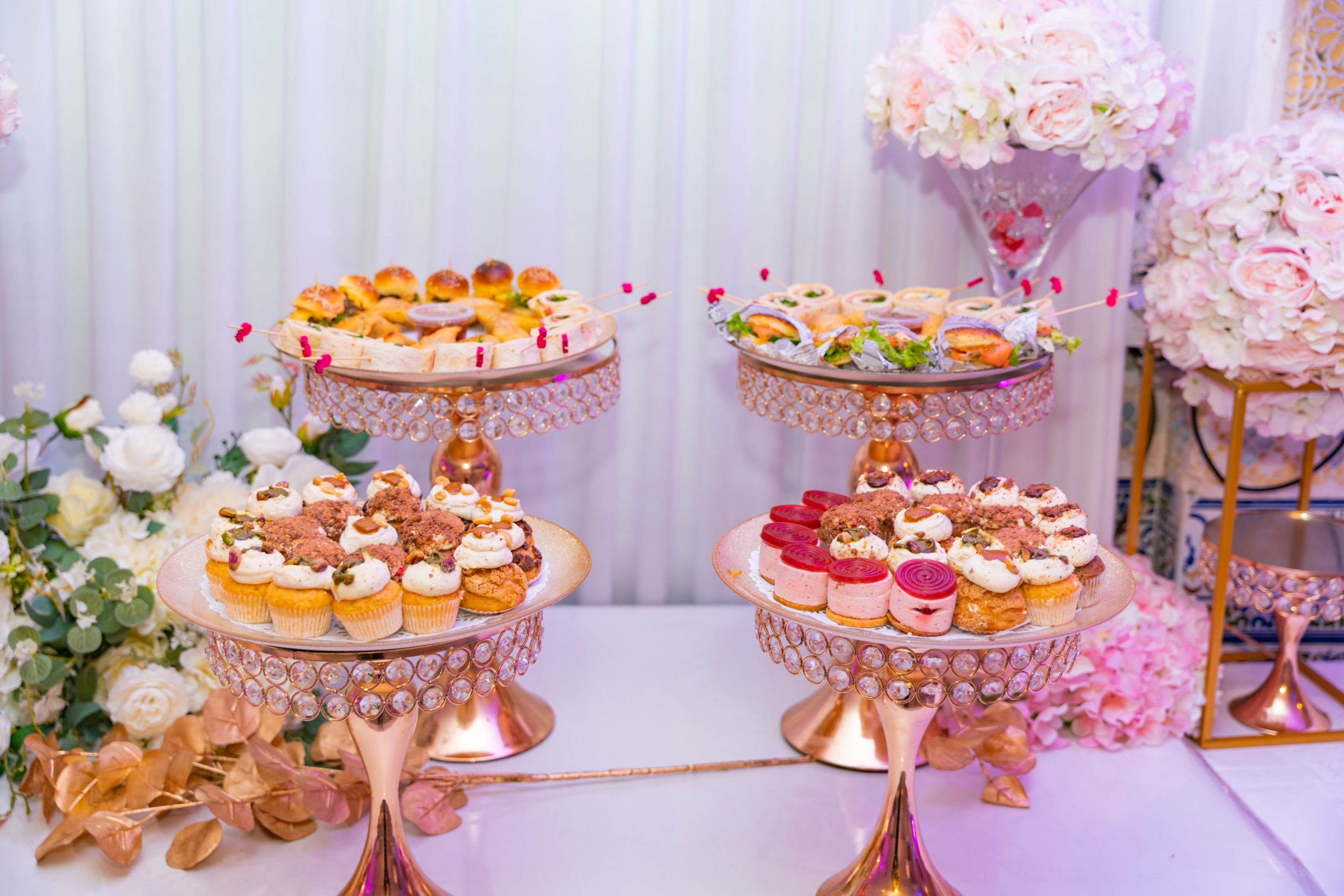 Cupcakes et pâtisseries sur présentoirs en cristal