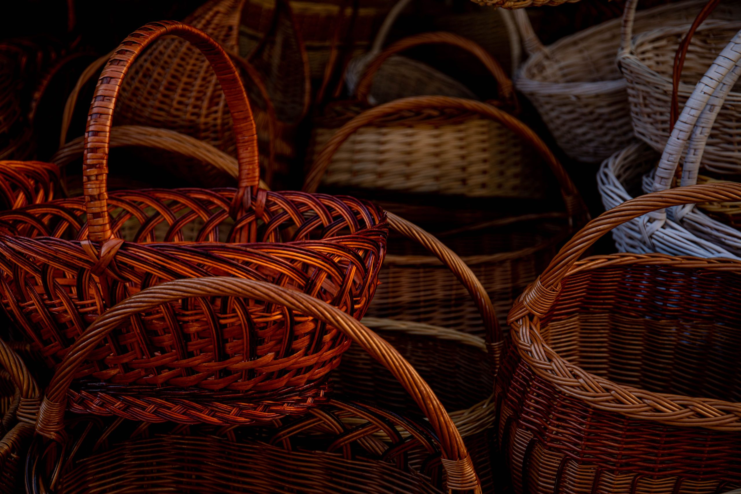 Gros plan sur le tressage d'un panier en osier